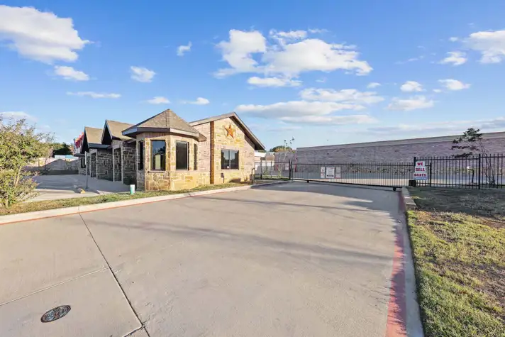 self storage facility arlington tx w pleasant ridge front entrance