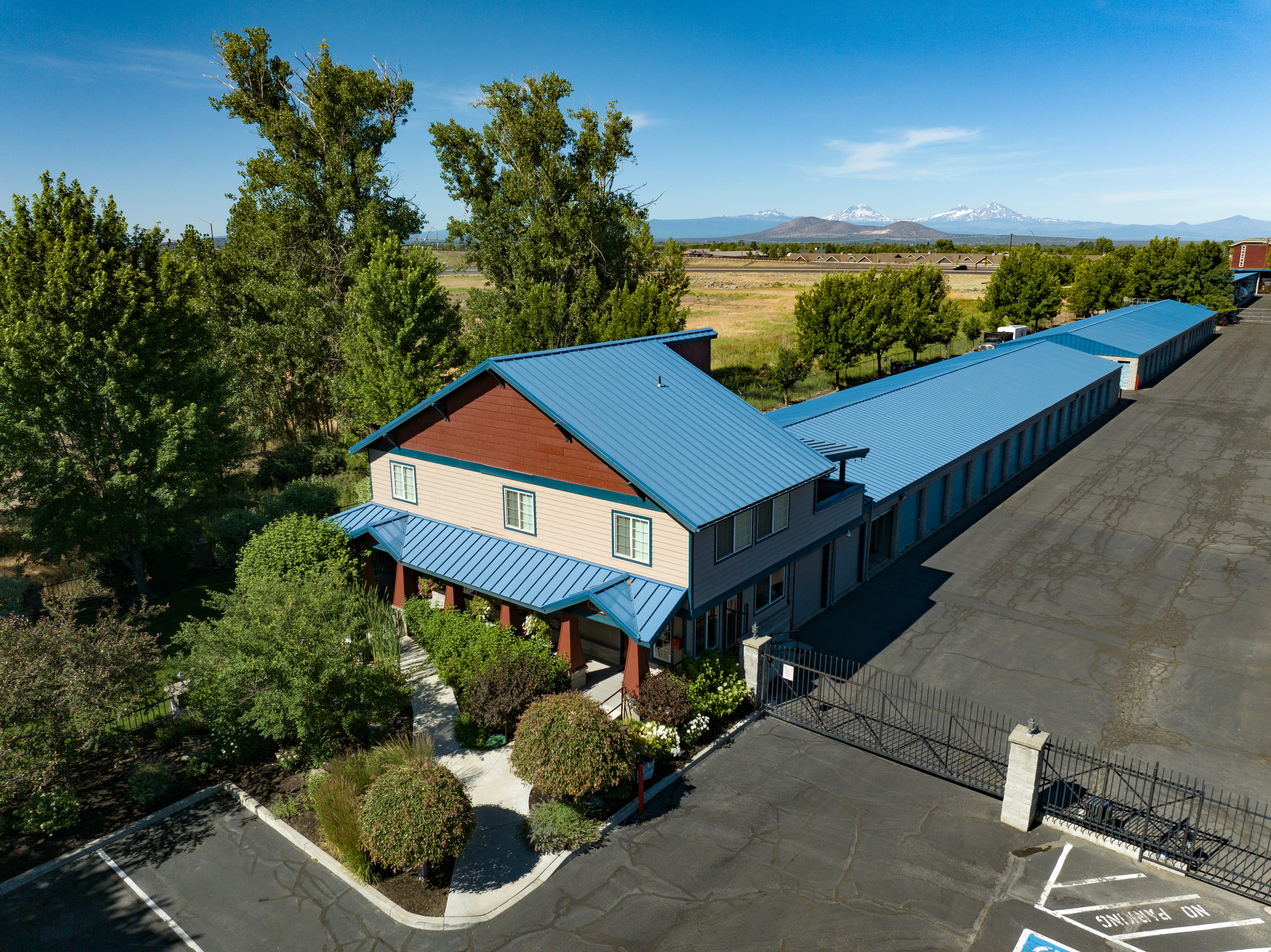 self storage facility redmond or 3001 NW canal blvd front office and electronic gate